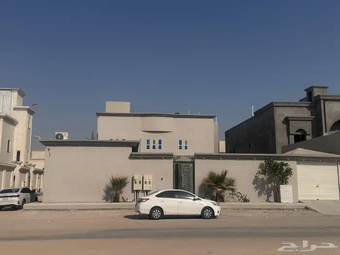 للبيع دور وثلاث شقق بجنوب الهفوف بالصقورزاويه مساحه800متر 3