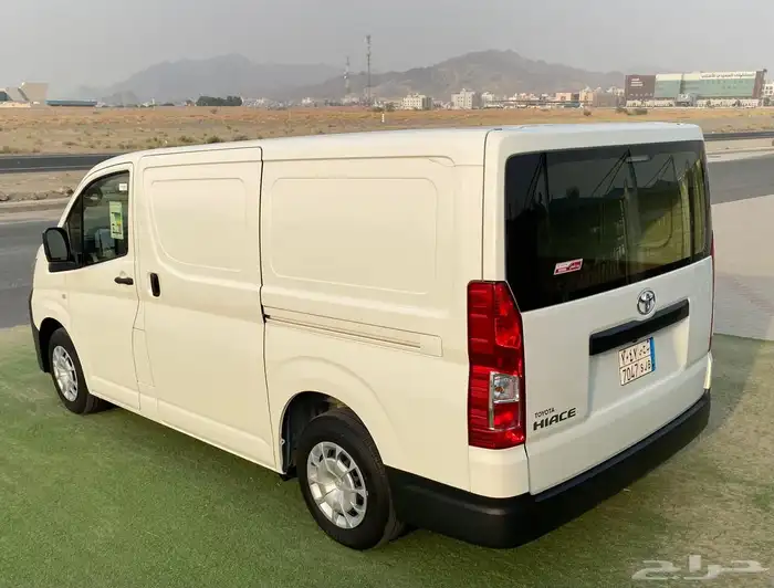 تايوتا هايس ( بضاعة ) 2024 بنزين سقف نازل 4