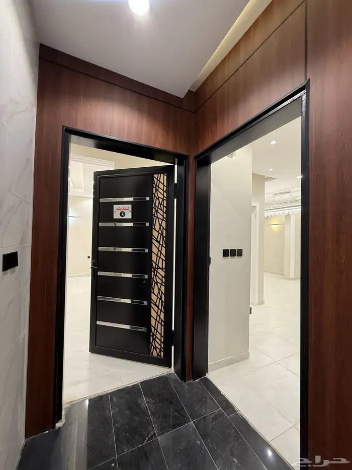 للبيع شقه علويه بدرج داخلي للسطح مقابل لافيندا بارك 1