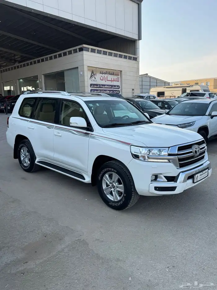 للبيع تويوتا لاندكروزر 2020 - 6 سلندر - بحالة الوكاله 2