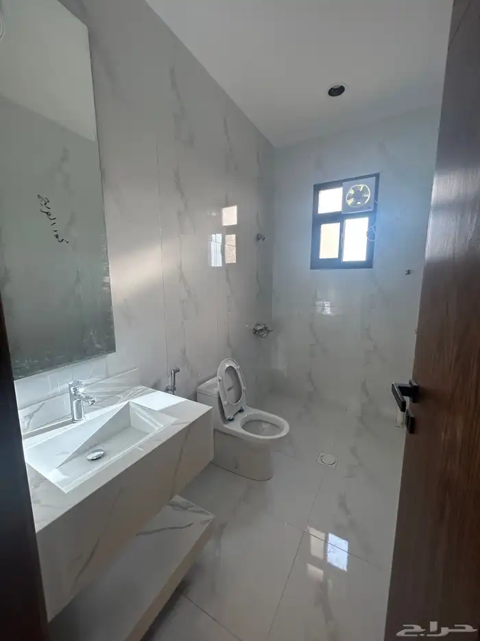 للبيع دور ارضي 6غرف بحوش وسيع شمال الخميس 18