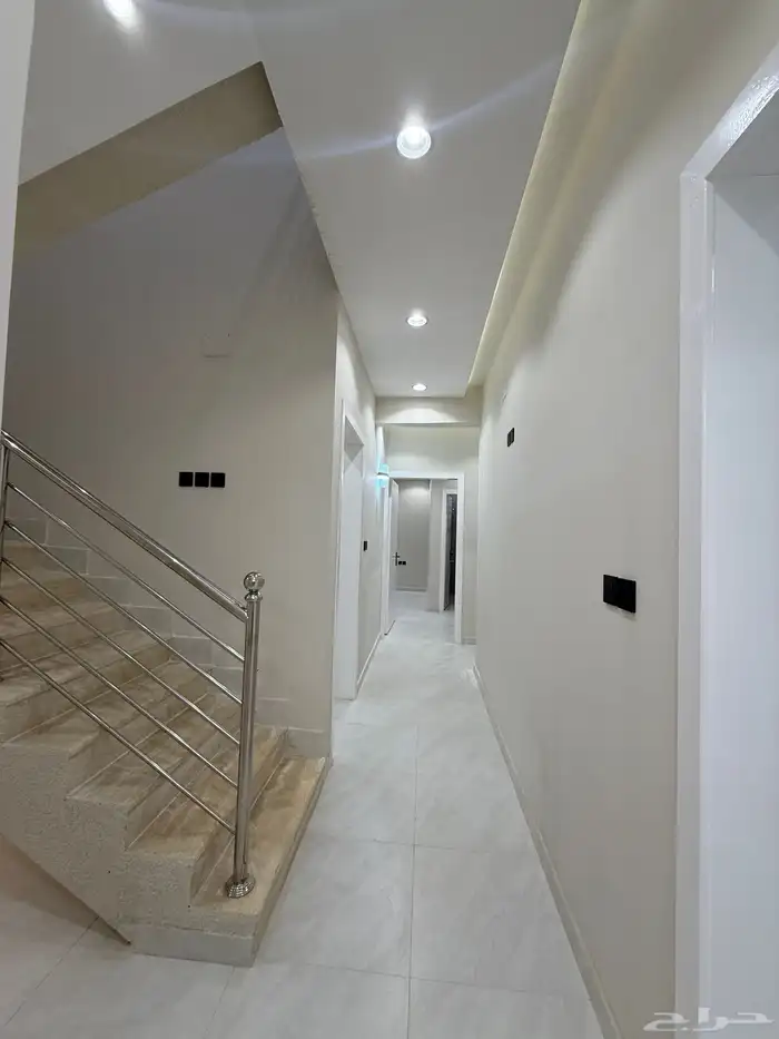 للبيع شقه علويه بدرج داخلي للسطح مقابل لافيندا بارك 11