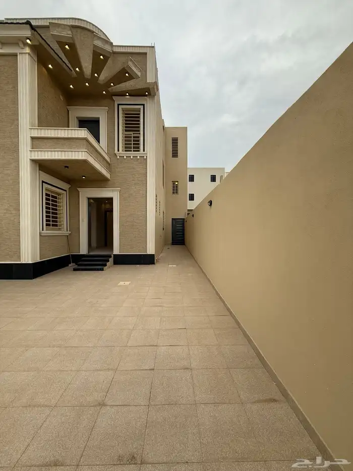 للبيع فيلا دورين وملحق بمشب علوي ومسبح شمال خميس مشيط 840 2