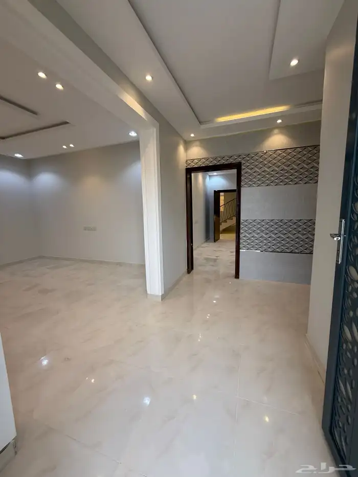 للبيع فيلا دورين وملحق بمشب علوي ومسبح شمال خميس مشيط 840 4