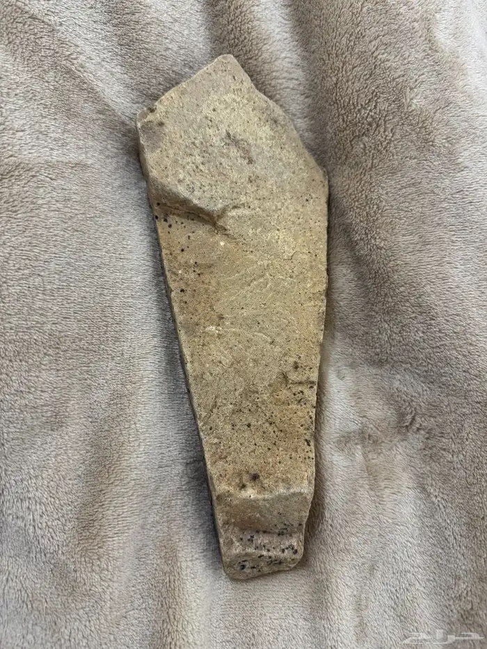 حجر اثري نادر ورد و 1