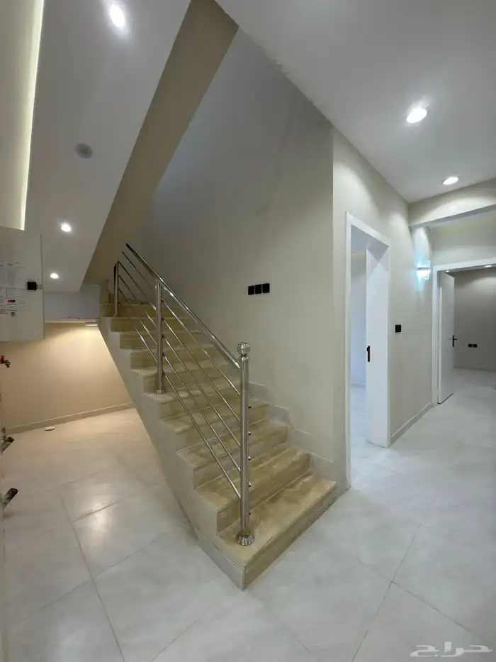 شقه علويه 6 غرف بدرج داخلي للسطح ابها قرب المطار-بسعر550الف 10