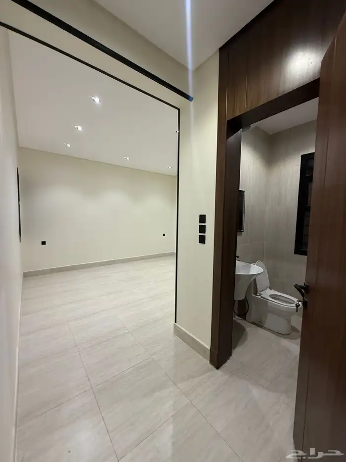 للبيع شقق ارضيه ببايكة سيارة وشقق علويه في ابها حي المنسك 16