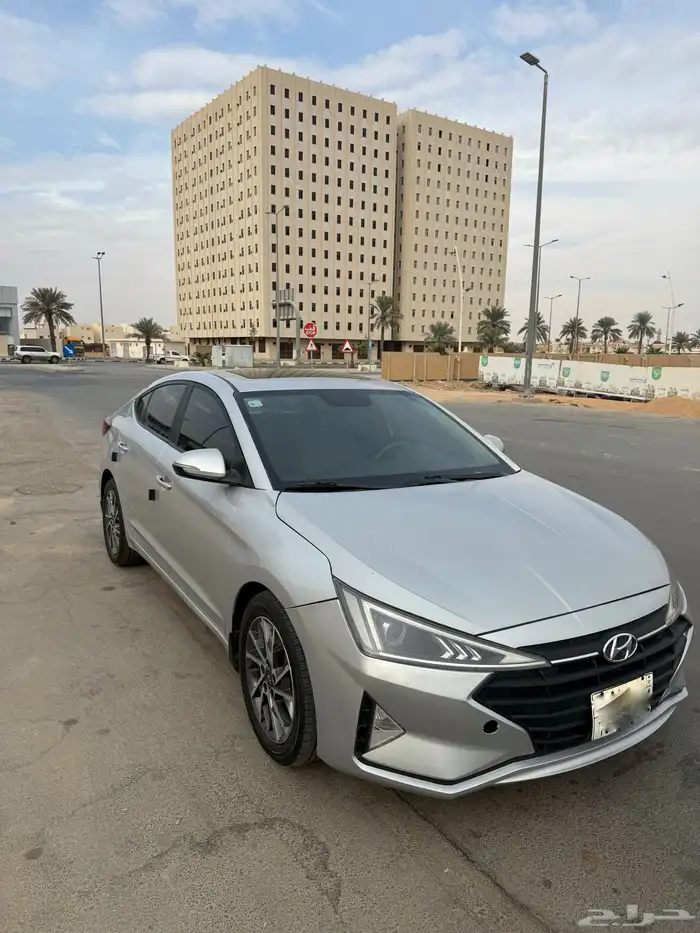 النترا 2019 لون فضي مكينة 2000 cc فتحة سقف قماش 3