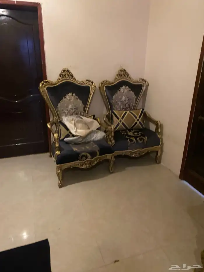 كنب ملكي فخم ذهبي و اسود 3