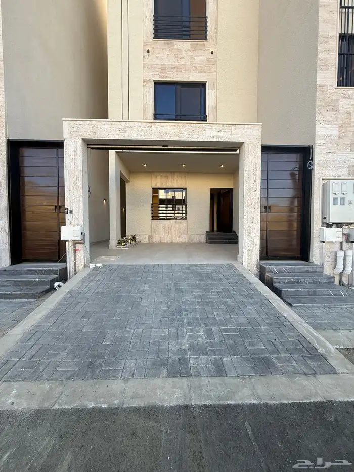 للبيع شقق ارضيه ببايكة سيارة وشقق علويه في ابها حي المنسك 1