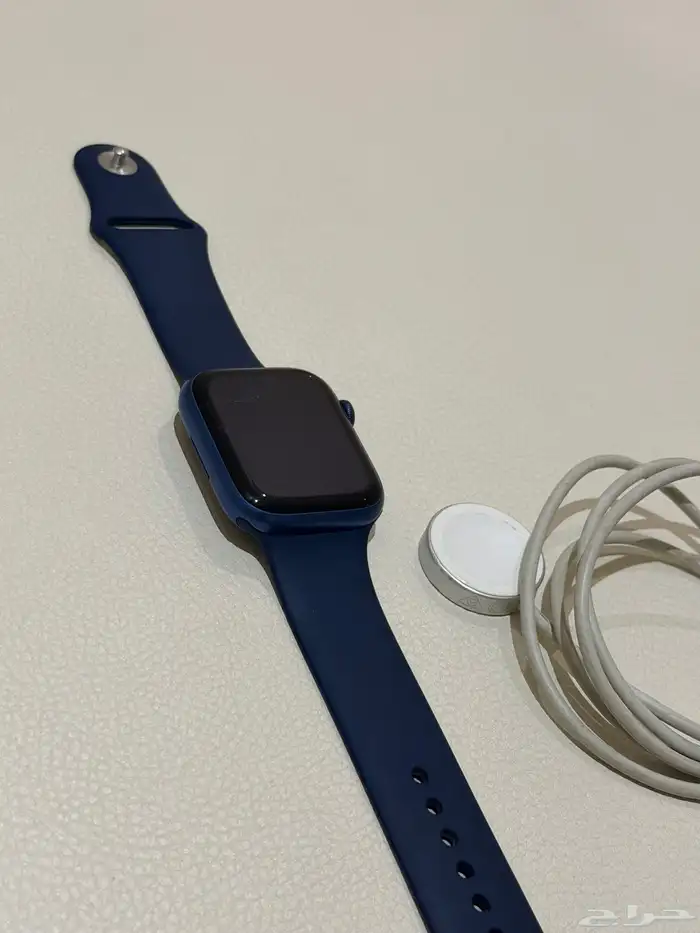 ساعه ابل الاصدار السابع مقاس 45   نظيفه جدا بالشاحن تبعها 0