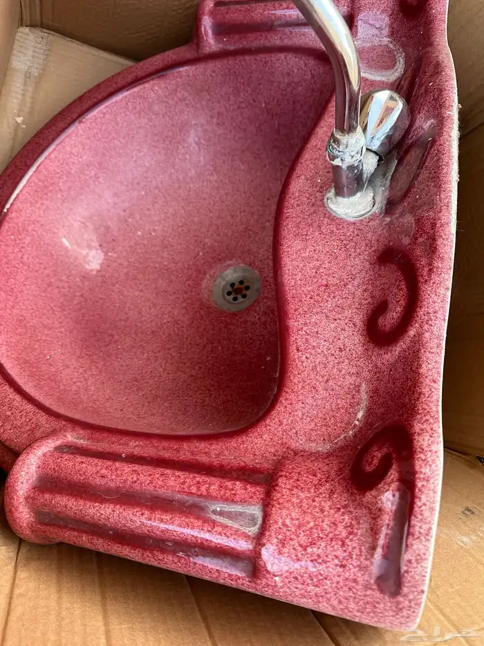 مغسله مع باب خشب مع اربعه شبوك مكيفات مع تسريحه حديد 2