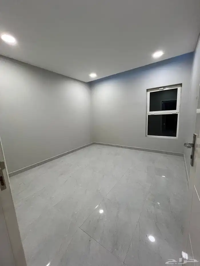 للإيجار شقة عوايل شبه جديدة بالهفوف 3