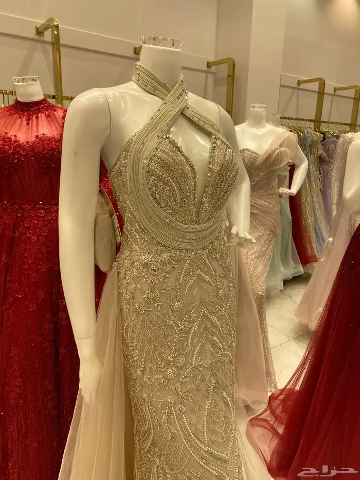 نفس التصميم المعروض   المتوفر لدي اللون الأحمر 2