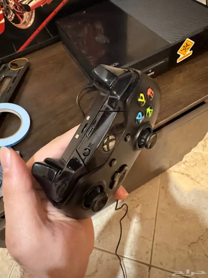 اكس بوكس 1 نظيفه 512 جيجا مع يد اصليه 4