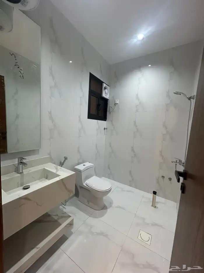 للبيع دور ارضي 6غرف بحوش وسيع شمال الخميس 19