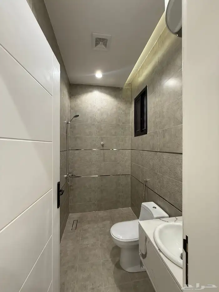 للبيع شقه علويه بدرج داخلي للسطح مقابل لافيندا بارك 16