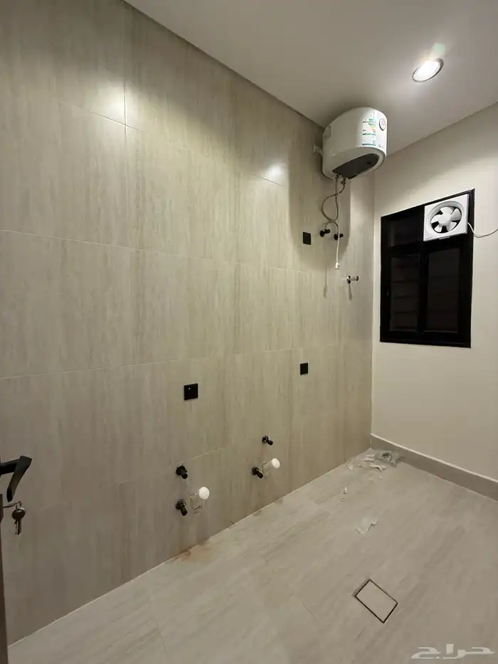 للبيع شقق ارضيه ببايكة سيارة وشقق علويه في ابها حي المنسك 23