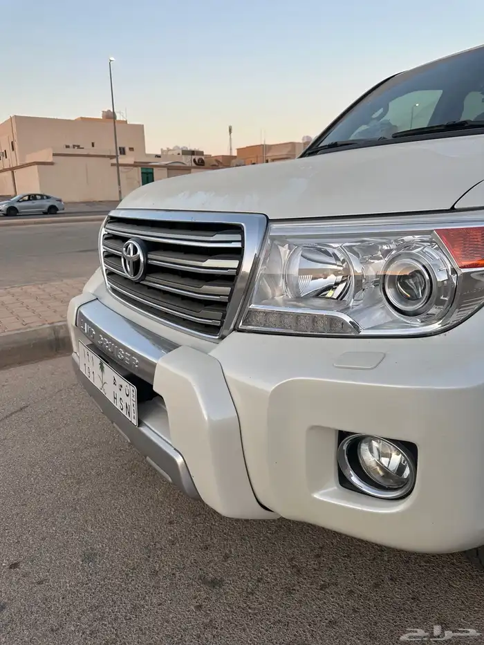 لاند كروزر عبد اللطيف جميل 60 عام 2015 (مخزن وكاله ) 13
