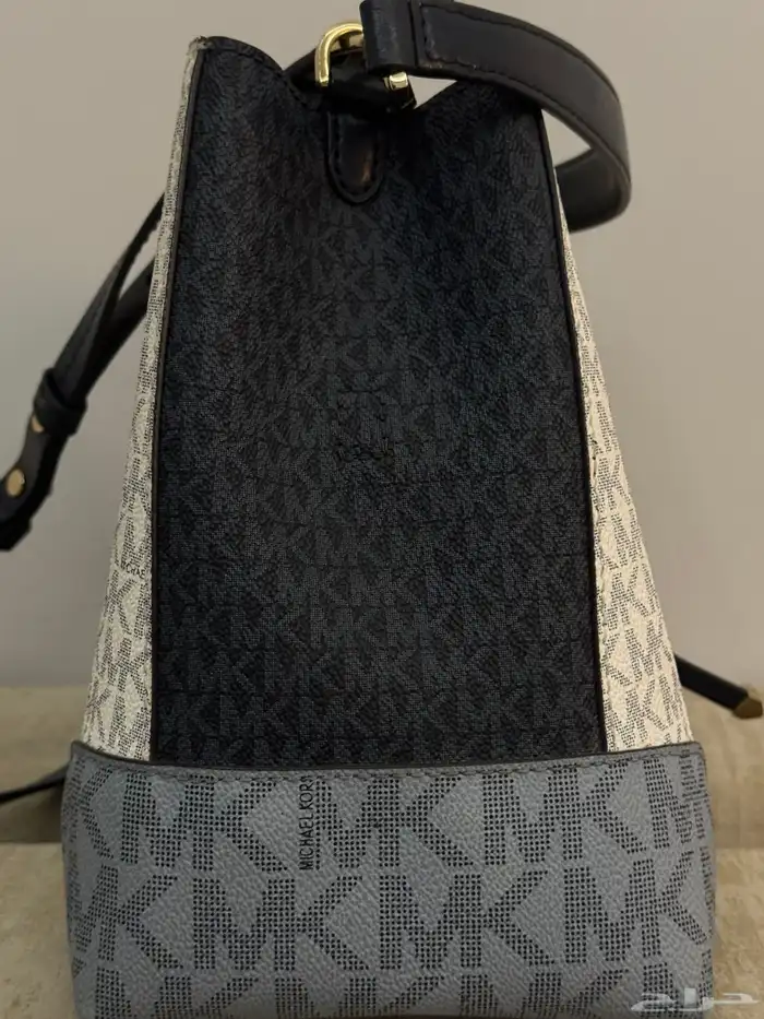 شنطة يد نسائية ماركة مايكل كورس جديده من فرع امريكي مع ملحق 2