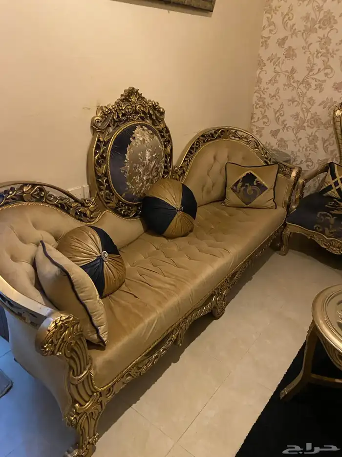 كنب ملكي فخم ذهبي و اسود 0