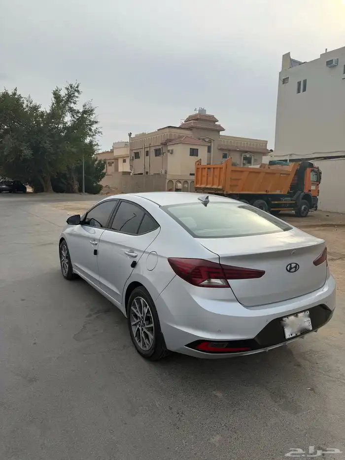 النترا 2019 لون فضي مكينة 2000 cc فتحة سقف قماش 1