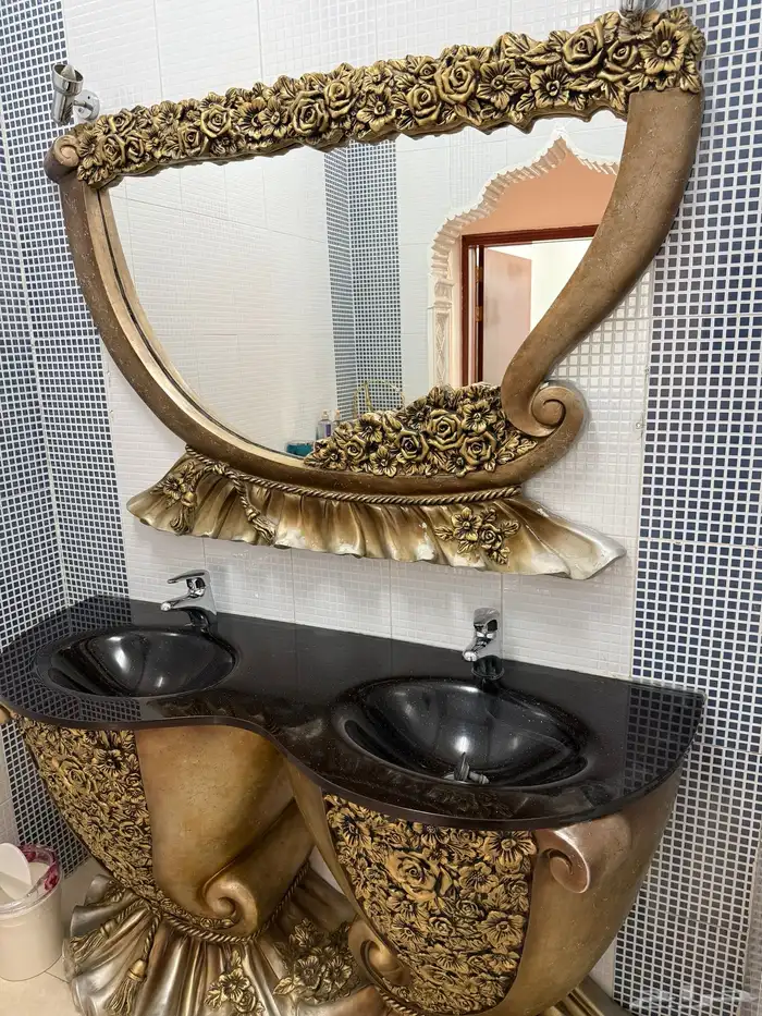 بيع اثاث مجلس كامل مع الطاولات والثريا والمغسلة 2