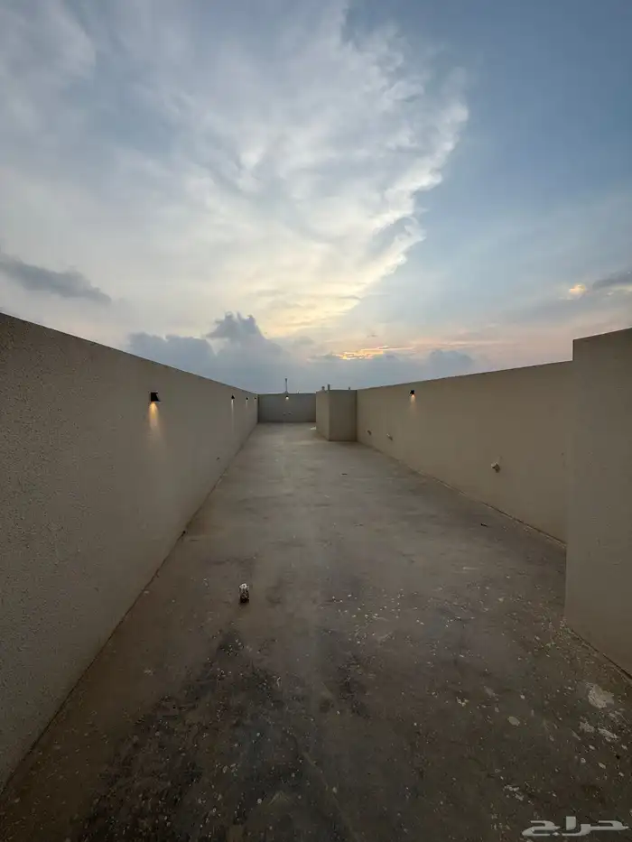 للبيع شقق ارضيه ببايكة سيارة وشقق علويه في ابها حي المنسك 33