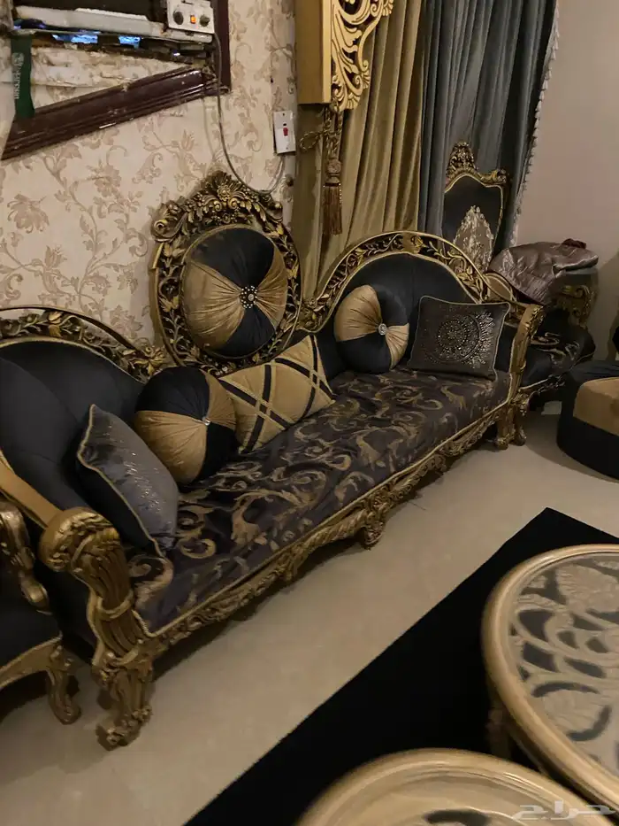 كنب ملكي فخم ذهبي و اسود 4