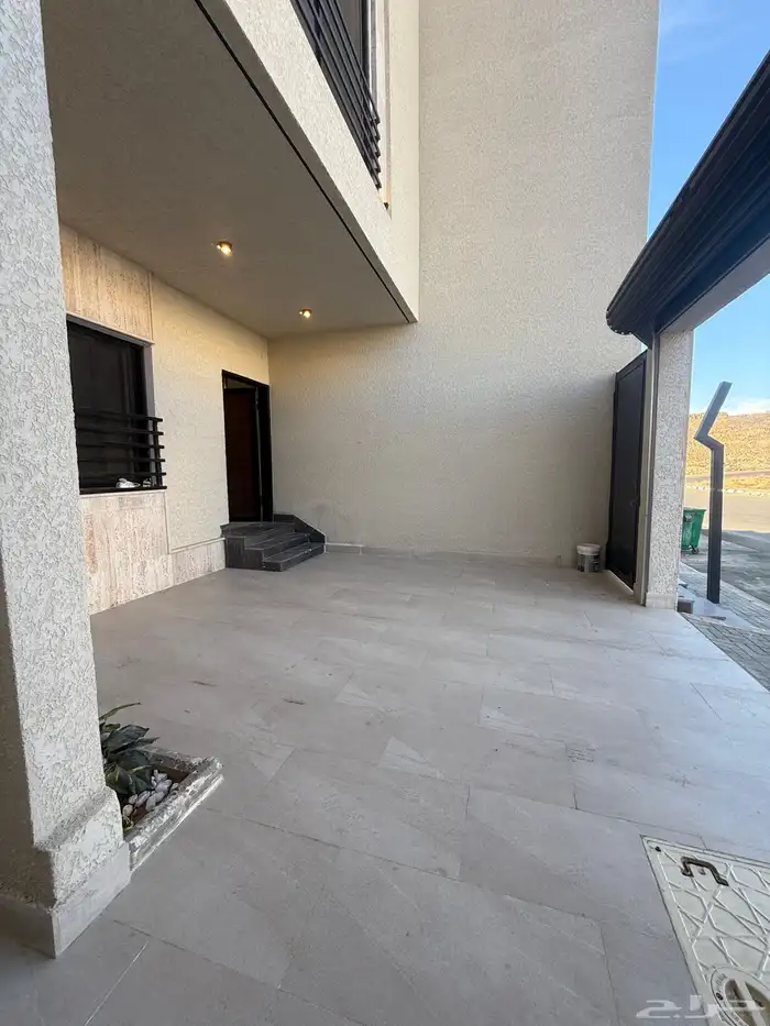 للبيع شقق ارضيه ببايكة سيارة وشقق علويه في ابها حي المنسك 2