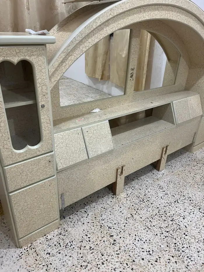 غرفة نوم مستعمله للبيع تحتاج لبعض الصيانه 3