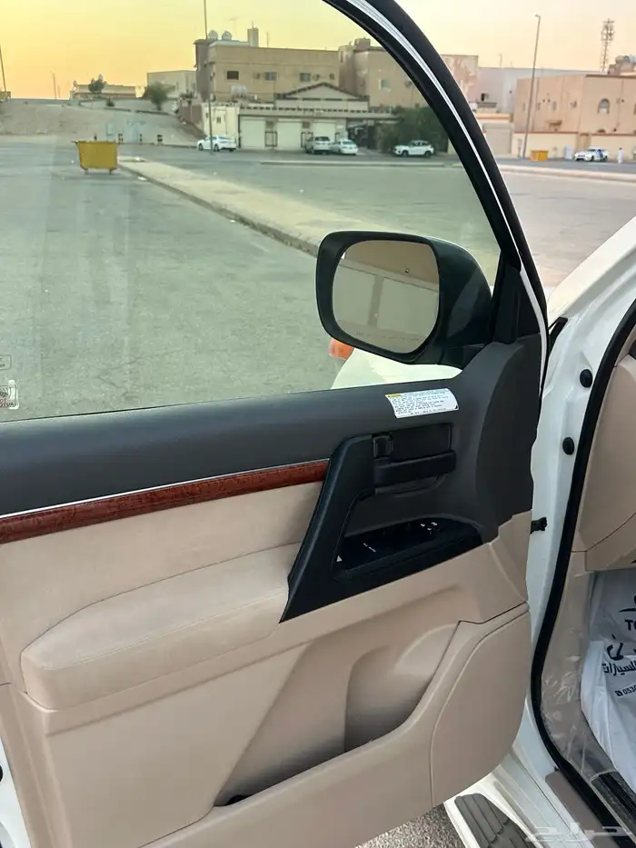 لاند كروزر عبد اللطيف جميل 60 عام 2015 (مخزن وكاله ) 43