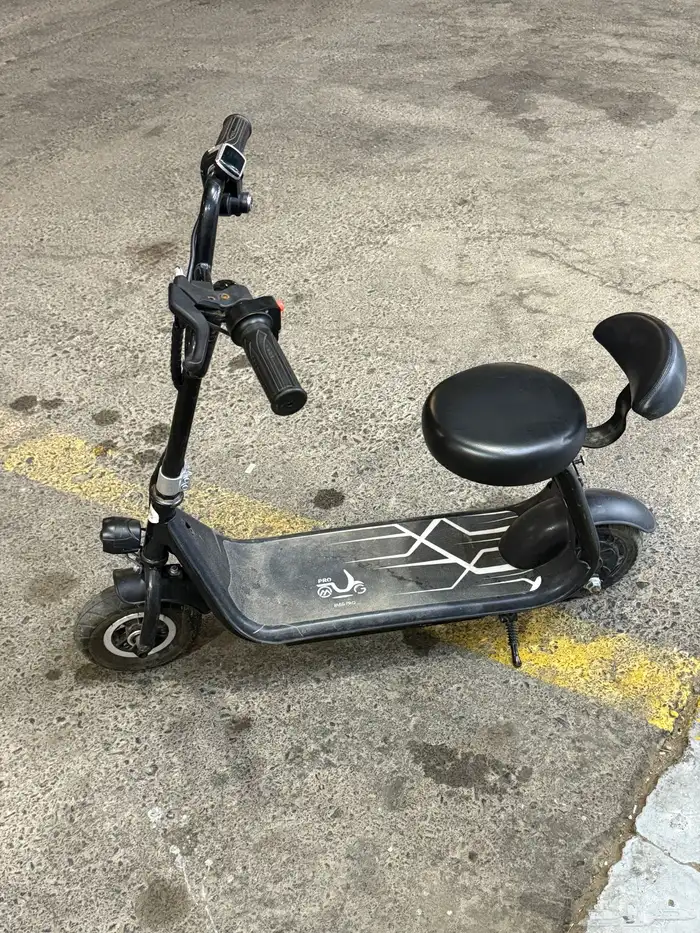 سكوتر كهربائي ولادي مستخدم نظيف جدا 0
