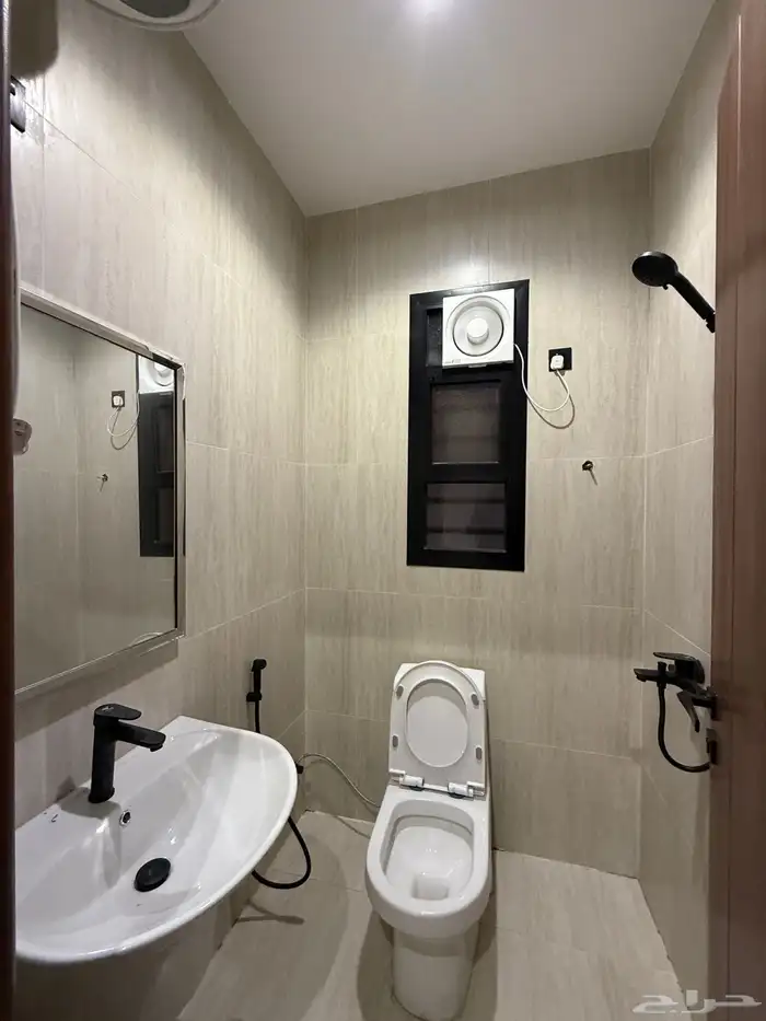 للبيع شقق ارضيه ببايكة سيارة وشقق علويه في ابها حي المنسك 32