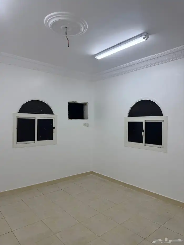 للإيجار شقة مكونة من 4 غرف في مخطط السلام 5