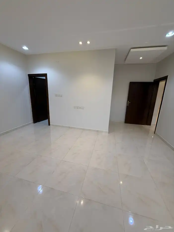 للبيع فيلا دورين وملحق بمشب علوي ومسبح شمال خميس مشيط 840 23