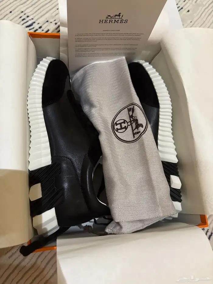 جزمة هيرمز اصليه من موقع هيرمز نفسه للبيع  لسبب لانها كبيره 0