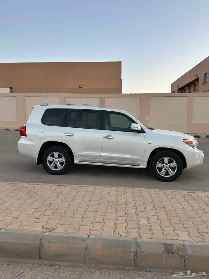 لاند كروزر عبد اللطيف جميل 60 عام 2015 (مخزن وكاله ) 8