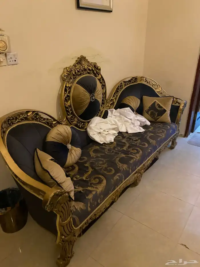 كنب ملكي فخم ذهبي و اسود 2