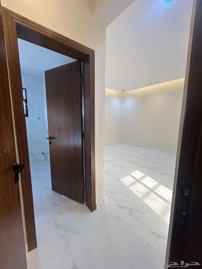 للبيع دور ارضي 6غرف بحوش وسيع شمال الخميس 16