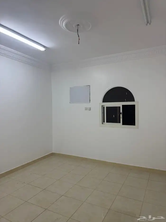 للإيجار شقة مكونة من 4 غرف في مخطط السلام 4