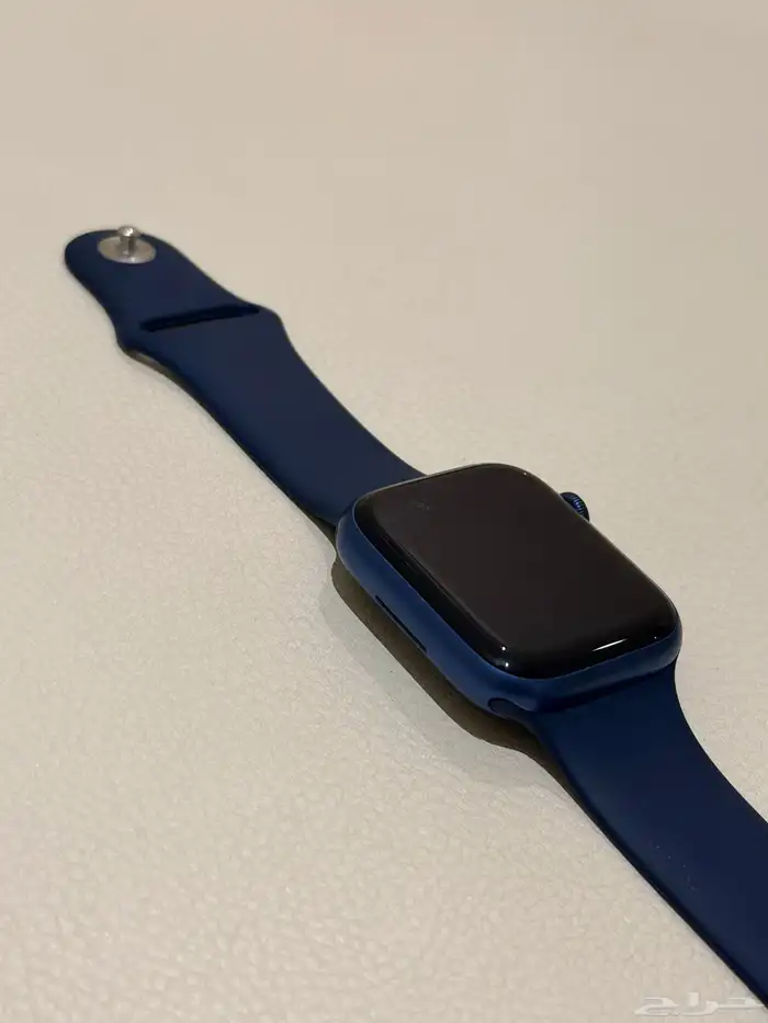 ساعه ابل الاصدار السابع مقاس 45   نظيفه جدا بالشاحن تبعها 1