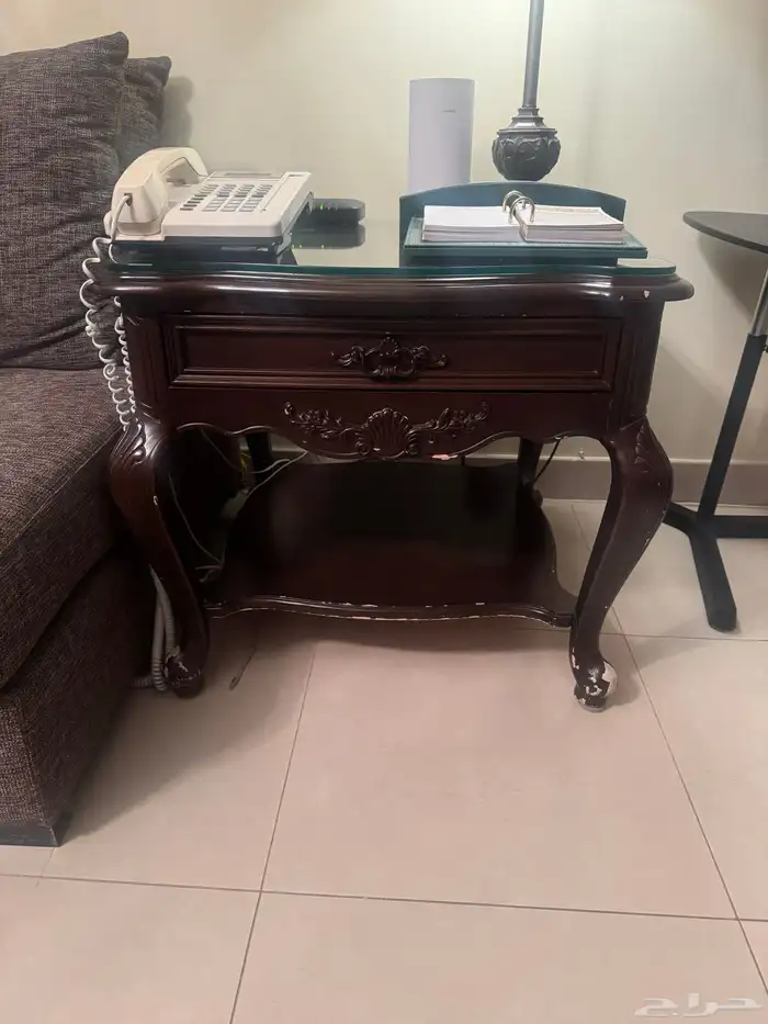 صالة مع طاولة وطاولات جانبية 3