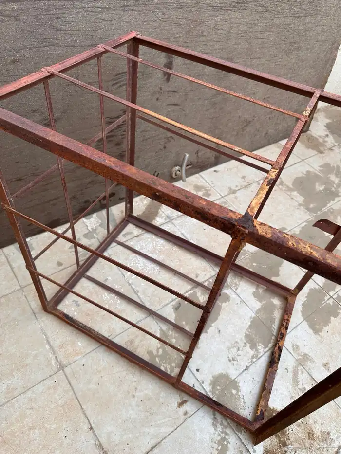 مغسله مع باب خشب مع اربعه شبوك مكيفات مع تسريحه حديد 7