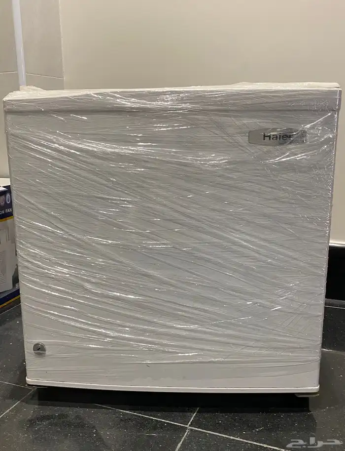 ثلاجه غرفه وطاوله تلفزيون نظيفه وشبه جديده 0