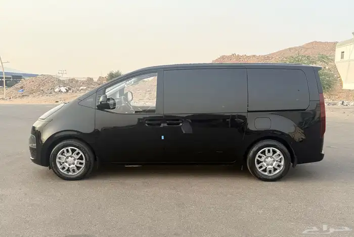 هونداي استاريا 2022 ديزل 12 راكب شبه جديد للبيع 6