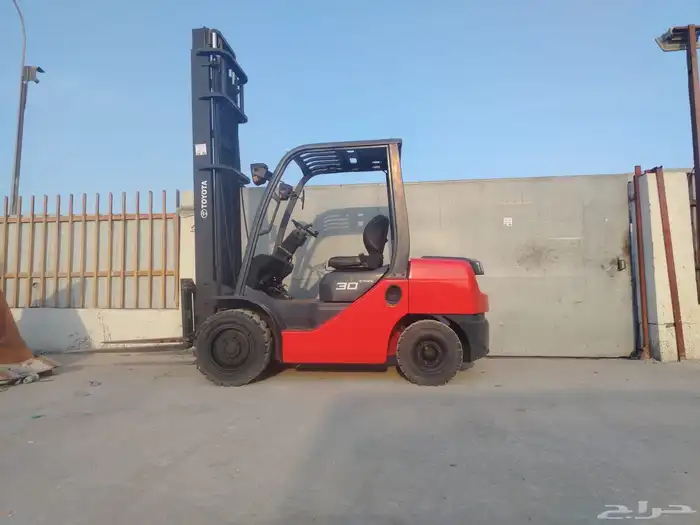 للبيع فور كلفت تويوتا 3 طن 7