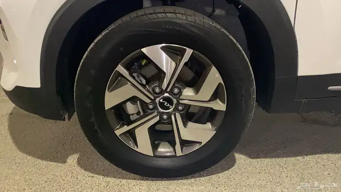 كيا سونيت 2023 نظيفه جدا 13