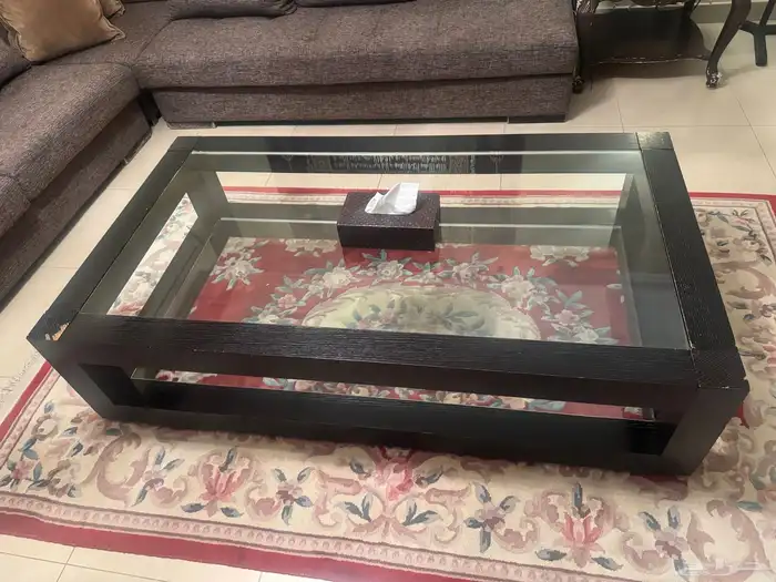 صالة مع طاولة وطاولات جانبية 1