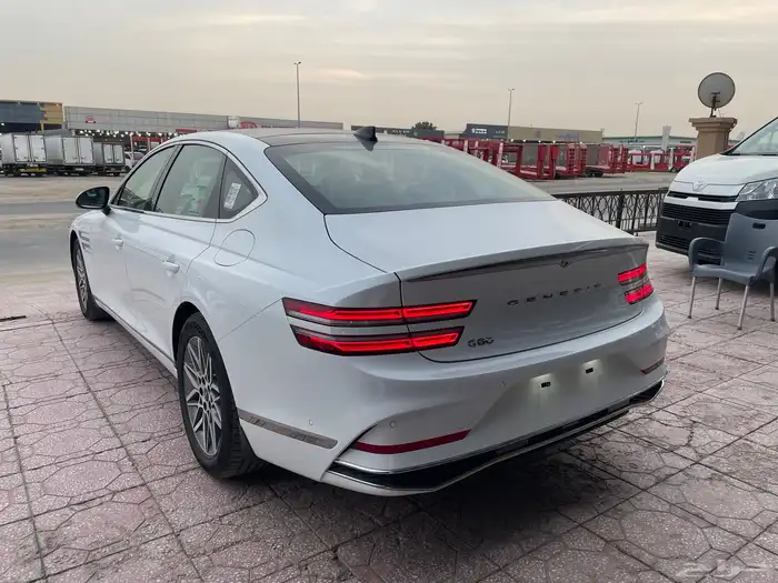 جينسس G80 برستيك 2026 متوفر لون ابيض واسود 5